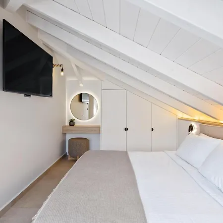 Ennea Muses And * נאפפליו