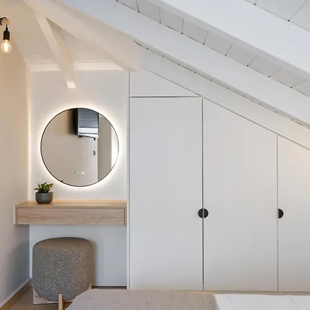 מלון Ennea Muses And