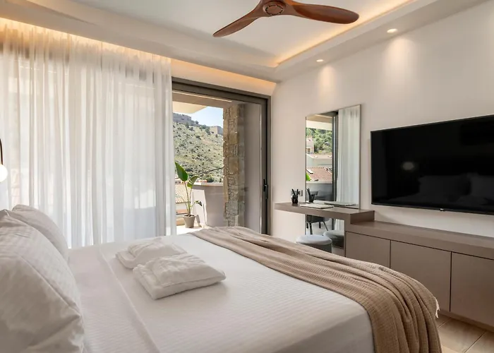 Ennea Muses And נאפפליו