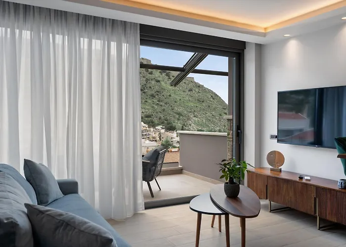 Ennea Muses And מלון *