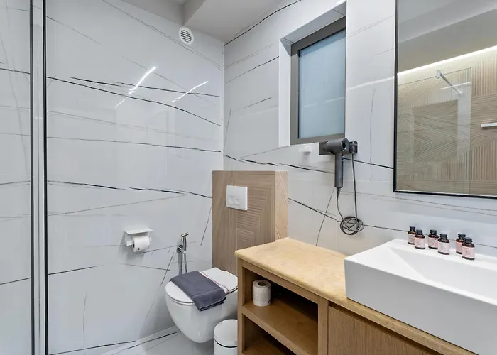 Ennea Muses And נאפפליו