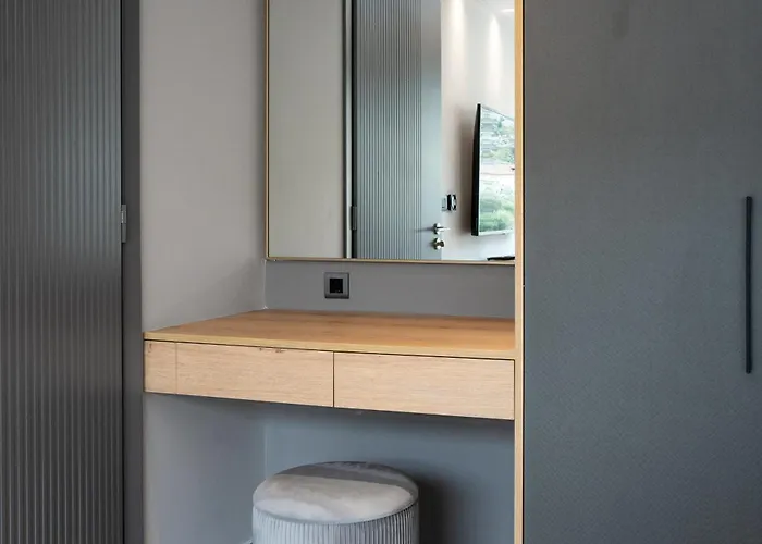 Ennea Muses And נאפפליו