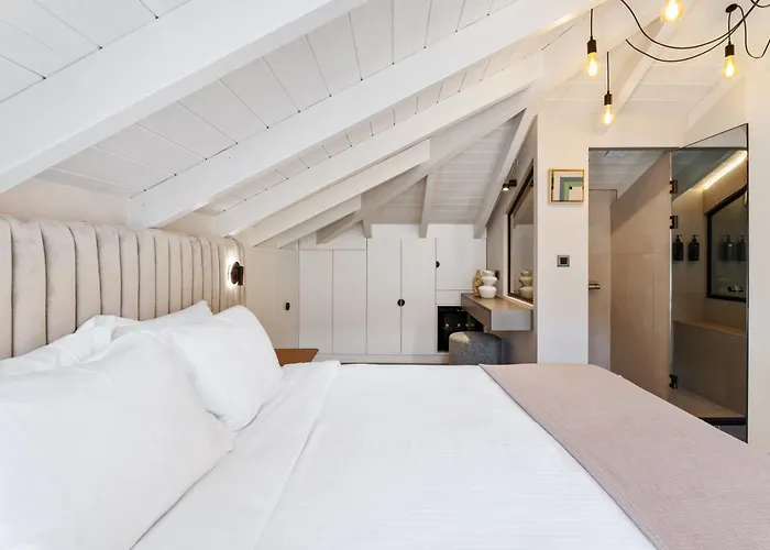 מלון Ennea Muses And