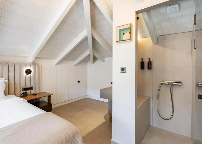 מלון Ennea Muses And *